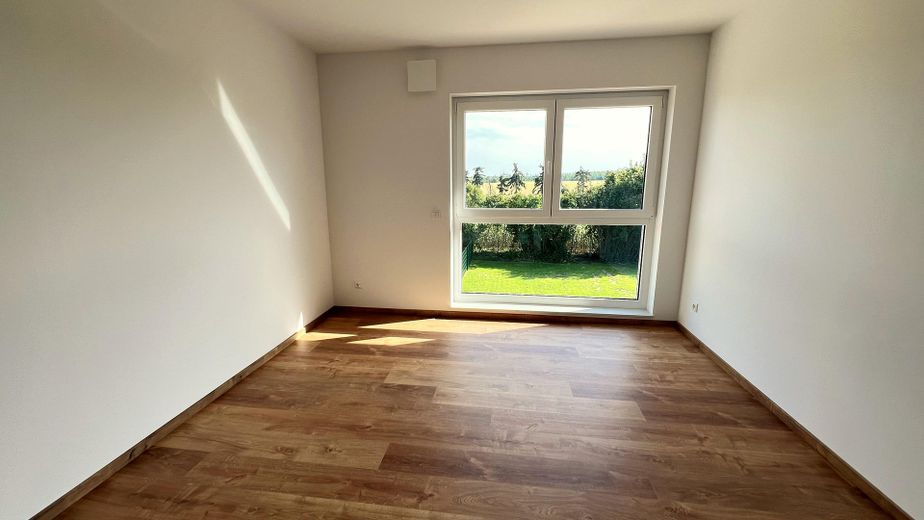Ruhe mit Blick über Felder: Exklusives wohngesundes Plusenergie-Doppelhaus, S-Bahn fußläufig – Zimmer 1 OG