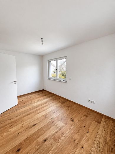 Enerji verimliliği yüksek ev, yapım yılı 2023 (A+, yalnızca 17 kWh), Schwabing-Freimann'da 6 odalı, büyük bahçeli – OG-Zimmer