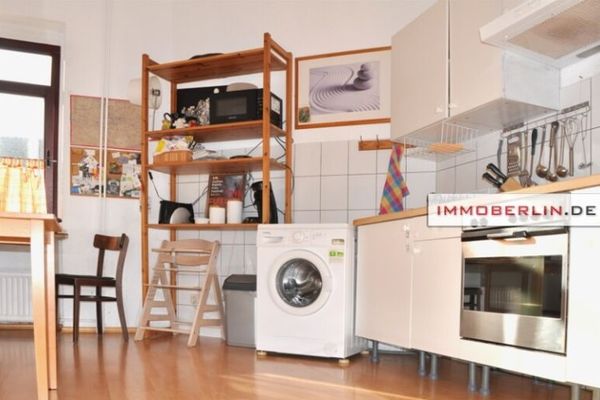 IMMOBERLIN.DE - Gepflegte Stuck-Altbauwohnung mit Loggia in Trendlage beim Tempelhofer Feld