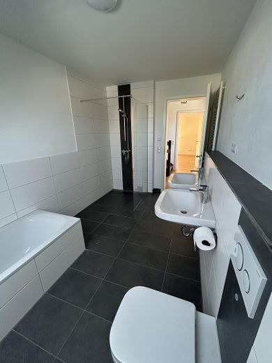 203 m² | Garten | 2 Garagen | Einbauküche | Wärmepumpe | Frensdorf – OG Bad