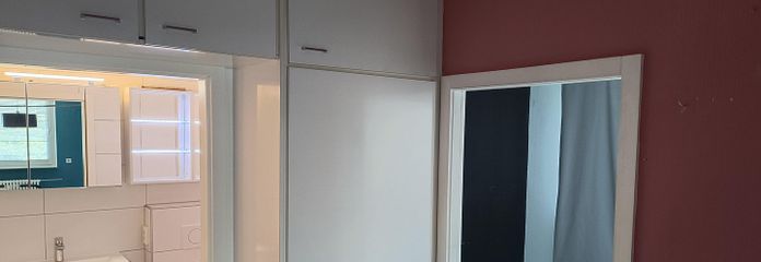 Appartamento di 2 locali con cucina, bagno e corridoio – posizione ai margini della città – Flur mit Einbauschrank