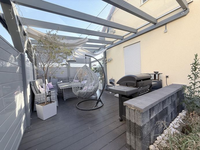 Modern detached house with granny flat in a popular residential area – überdachte Lounge