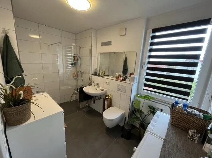 Badezimmer mit großen Fenster