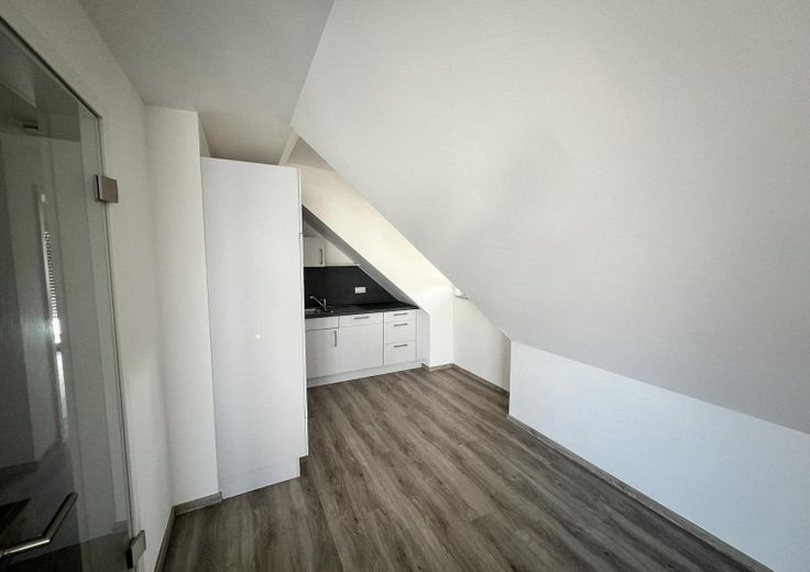 Attraente appartamento mansardato con 2 locali in posizione ambita – Küche