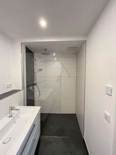 Modernes 2,5-Zi.-Penthouse mit Aufzug & Stellplatz – Solingen-Ohligs – Bad mit Regendusche