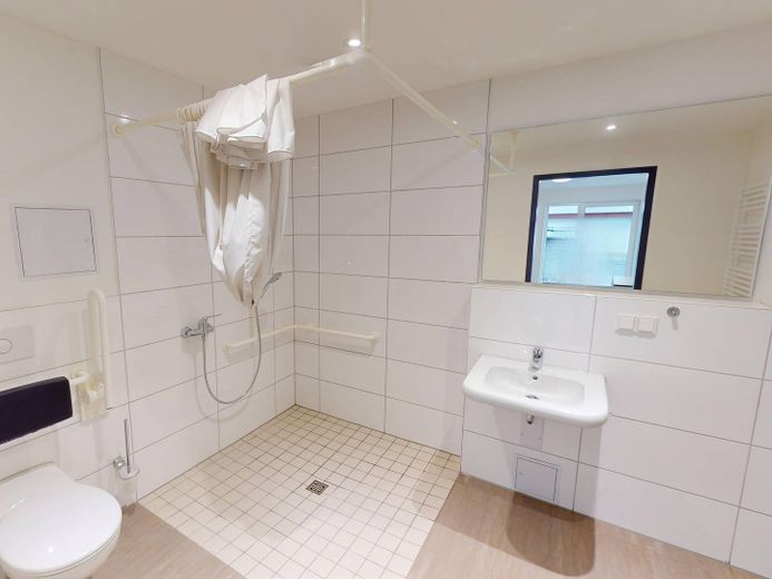 **STUDENTS ONLY** Rollstuhlgerechtes Apartment MÖBLIERT mit TERRASSE im Open Living House Siegen (nur für Studierende!) – Ansicht I: Bad