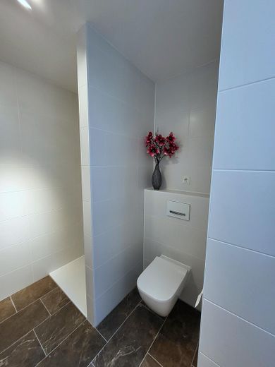 Penthouse z tarasem dachowym i widokiem w dal – nowy budynek 2023 – 	Bodengleiche Dusche