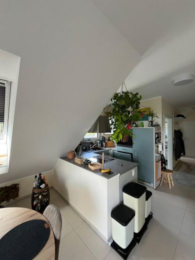 Piso accesible de 3 habitaciones en ubicación céntrica con balcón y vistas a zonas verdes – Küche
