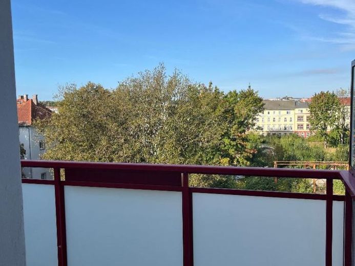Reserv. 3 Raum Wohnung in ruhiger Lage 3. OG rechts mit großem sonnigen Balkon – Foto 1