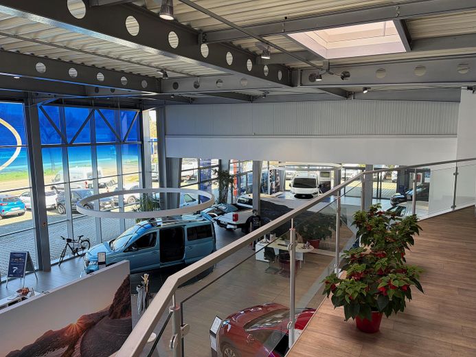 Showroom- und Serviceimmobilie mit ESG-Standard und hoher Frequenz – Ansicht von Empore nach rechts