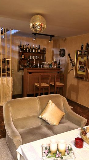 Casa a schiera ben tenuta con ampia terrazza sul tetto soleggiata e molto spazio – Kellerbar