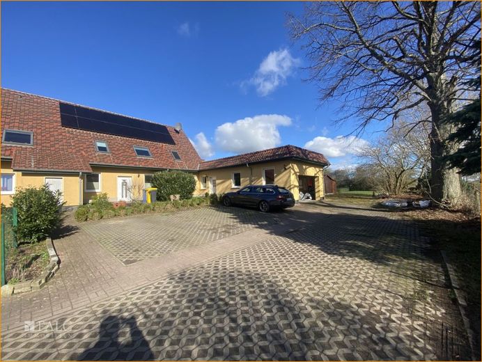 Neue Heizung + 9 kWp PV-Anlage im Zweigenerationenhaus!! – Einfahrt