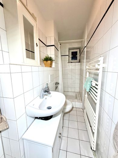 Renovierte 3-Zimmer-Eigentumswohnung | Bezugsfrei | Neuer Vinylboden – Bad