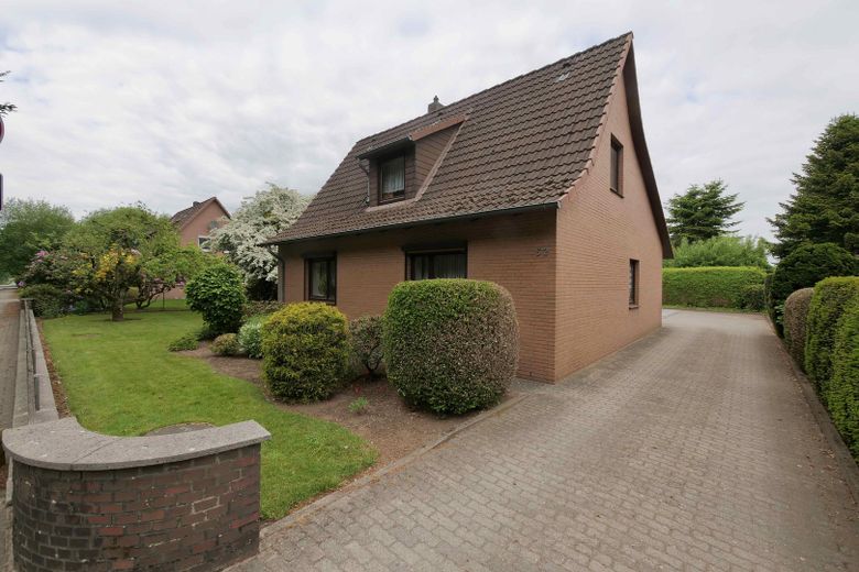 Gepflegtes Einfamilienhaus mit Nebengebäuden & großem Grundstück – Haus mit Auffahrt 