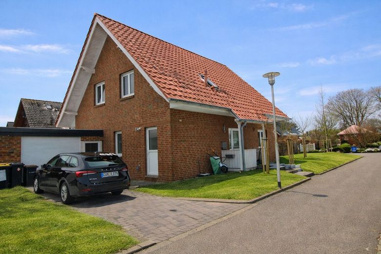 Exzellentes Einfamilienhaus in Top Lage von Cuxhaven-Sahlenburg, Carport und Wohnmobil-Stellplatz – 19 - Straßenansicht mit Carport