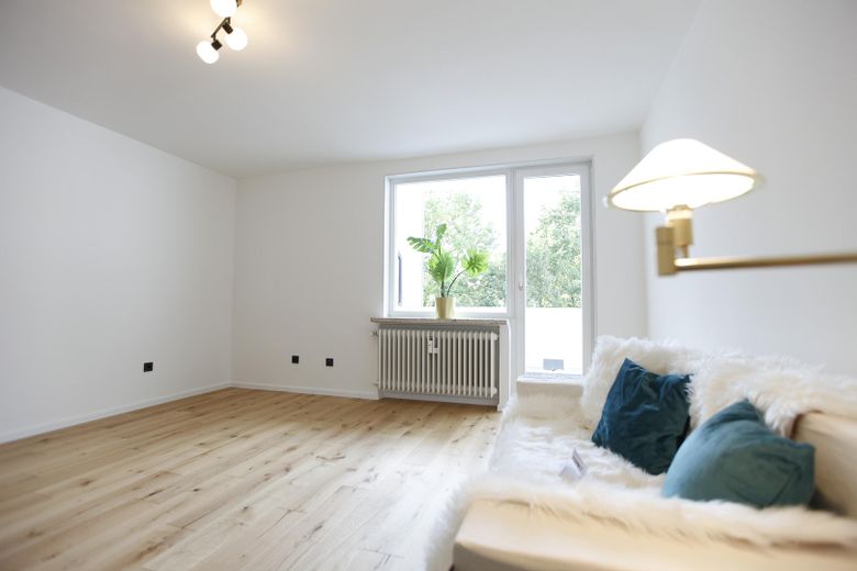 MODERNE 2-KAMERAPPARTEMENT MET BALKON + GARAGE – Wohnzimmer