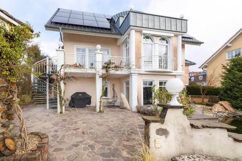 Villa mit Weitblick, Pool, Sauna und Koi-Teich in begehrter Lage von Hochscheid! – Blick aus dem Garten