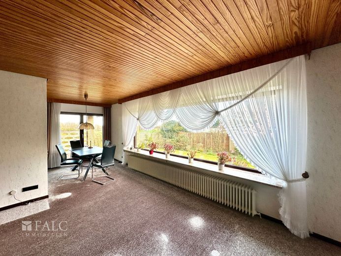 Gepflegter Bungalow mit Keller und Garage in toller Lage von Stade – Wohn- und Esszimmer