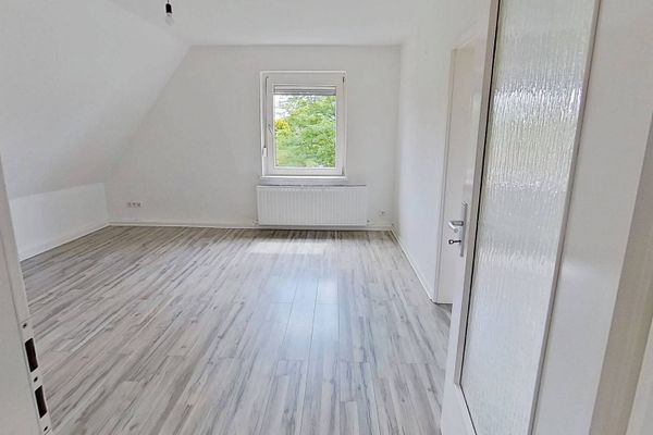 Przytulne 4-pokojowe mieszkanie na poddaszu z łazienką z wanną w spokojnej, naturalnej okolicy