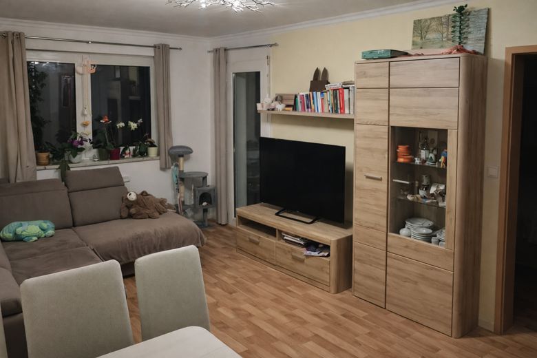 Wohnzimmer mit Möbeln