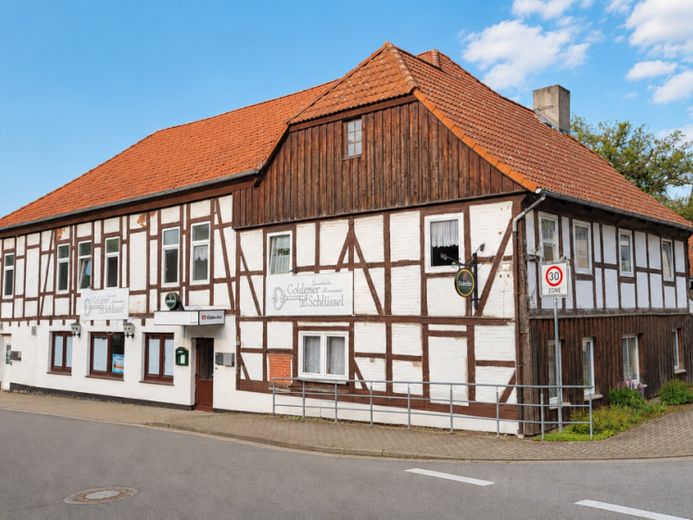 4 Wohnungen und ein Restaurant mit Biergarten für Kapitalanleger und Gastronomen – Foto 1