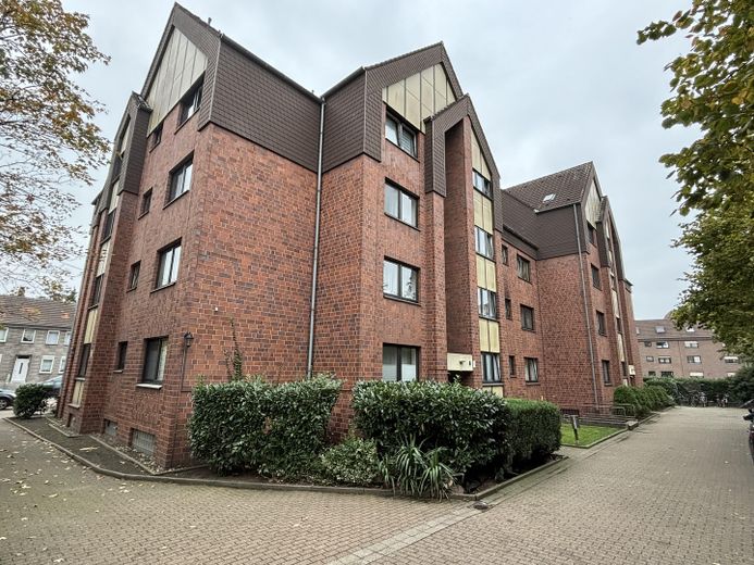 3 Zimmer Wohnung mit Balkon NUR mit WBS – Hauseingang