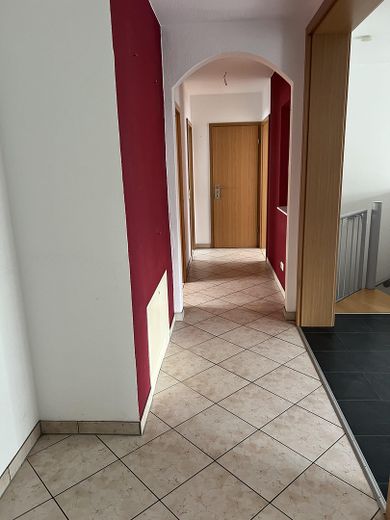 5 Zi.-Maisonette mit Garten, Terrasse und Carport in Mühlheim in ruhiger Anliegerstraße – Flur, EG