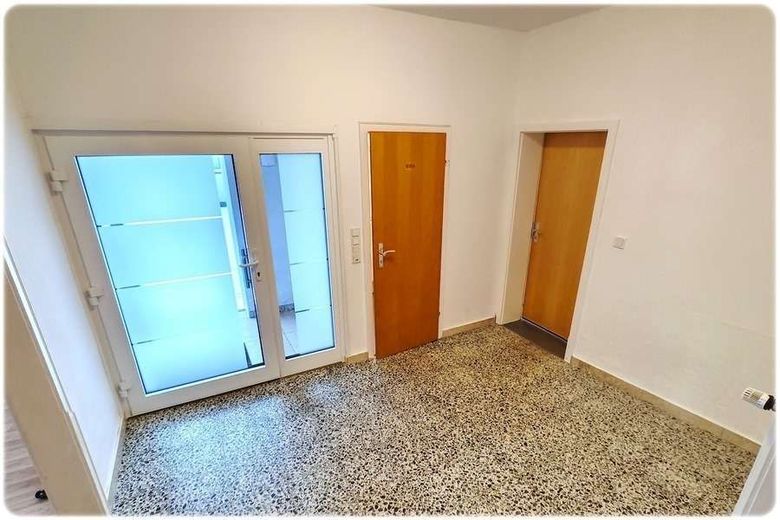 Uetze: 2 Häuser = 3 Wohnungen, 3 Garagen + Carport + potentielles Bauland im Garten – ZFH EG Diele