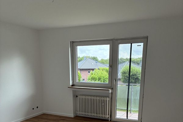 Schöne, renovierte 2 Zimmer- Wohnung mit Balkon