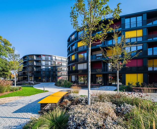 Erstbezug: Exklusive, sonnige 2-Zimmer-Wohnung mit Balkon mit Elbblick in Bestlage im Marina Garden! – Innenhof