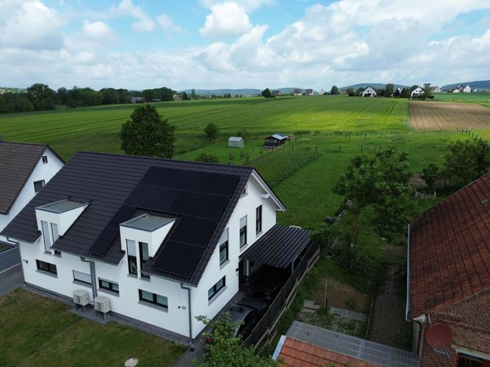 Moderne Doppelhaushälfte mit großem Garten, Weitblick &amp; Carport in Werste – Vogelperspektive