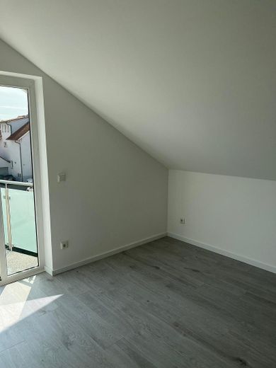 MODERNE 3-ZIMMER-DACHGESCHOSSWOHNUNG MIT BALKON, LOGGIA & EINBAUKÜCHE IN KARBEN – Photo 6
