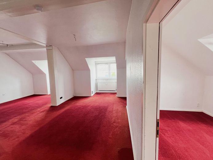 Provisionsfrei in Westend: Helle bezugsfreie 3-Zimmer Dachgeschosswohnung am Steubenplatz – Wohnzimmer 
