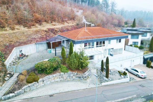 Casa residenziale costruita in muratura con appartamento indipendente, camino e posizione ai margini del bosco