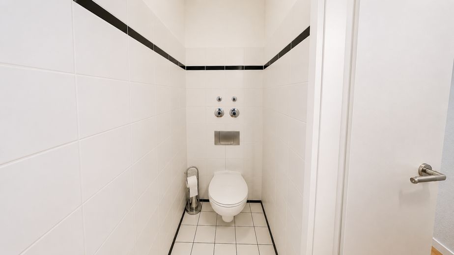 Loftartige Gewerbe-/Wohneinheit mit Schaufenster &amp; Keller - barrierefrei, ruhig &amp; citynah bei Berlin – Toilette