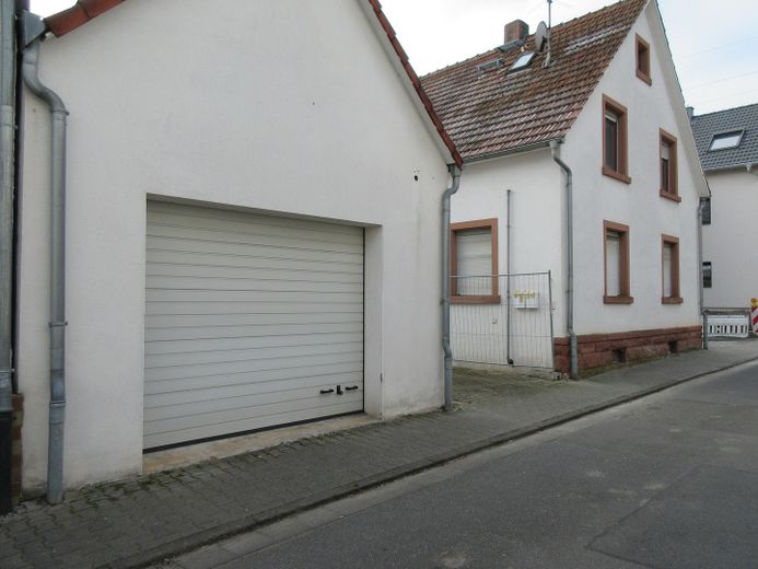 Vorderseite Garage-Hobbyraum