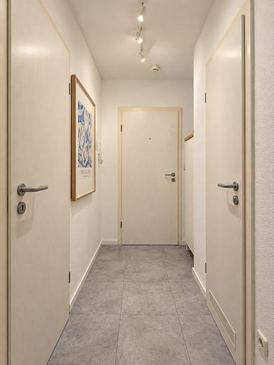 Balkon ve ankastre mutfaklı mobilyalı 1 odalı daire – yaklaşık 39 m² – Flur