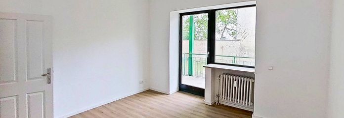 شقة واسعة ومجددة بالكامل من غرفتين مع شرفة – Ansicht I: Wohn- und Esszimmer