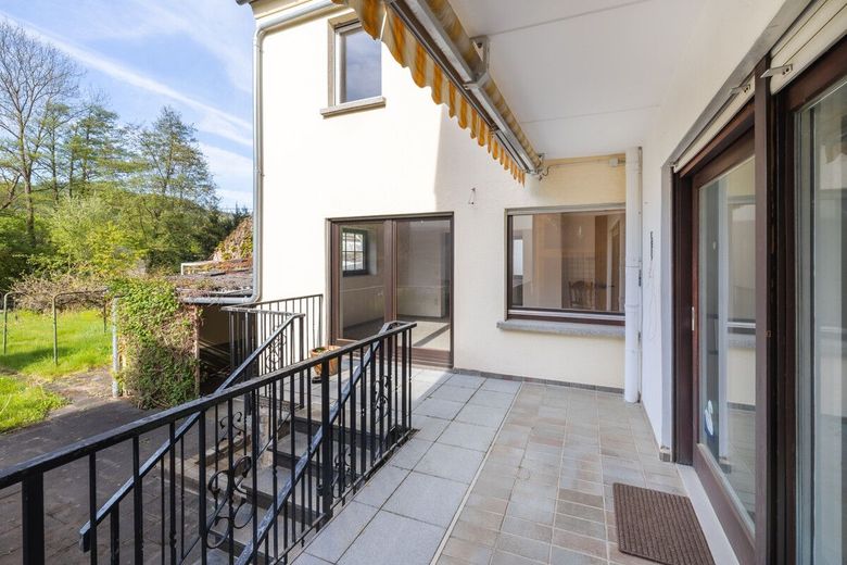 Großes Wohnhaus mit Garage, Garten und Zugang zum Fockenbach: Viel Raum für Ideen in Niederbreitbach – Terrasse und Zugang Innenhof und Garten