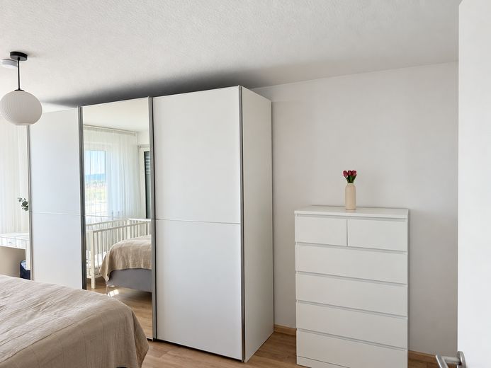 Appartement rénové lumineux de 3 pièces avec balcon à Pfullendorf – Groses Schlafzimmer