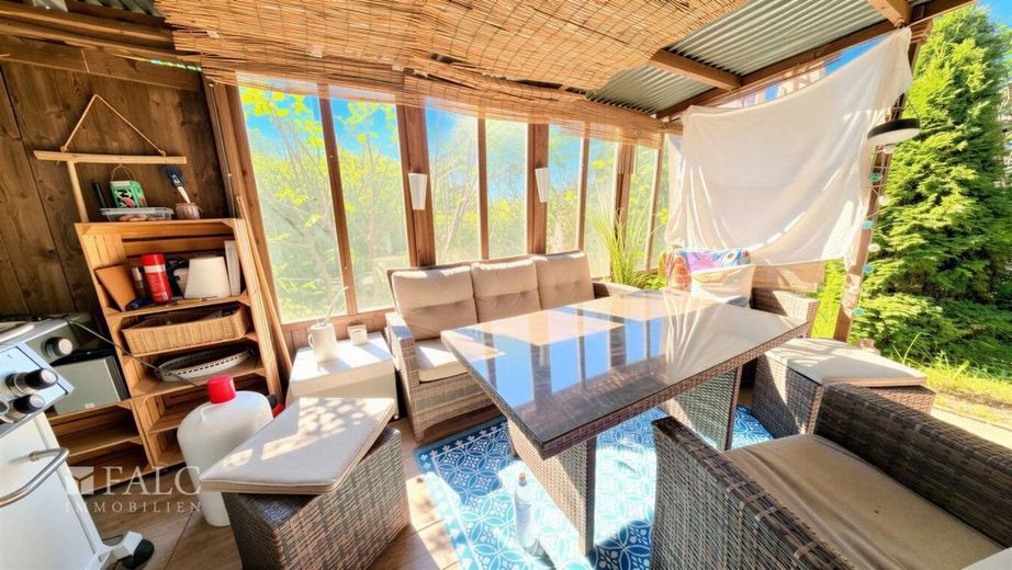 11 Zimmer, großer Garten und viel Potenzial - Haus mit Charakter – Terrasse