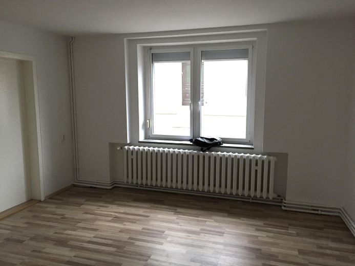 SANS COMMISSION ! Charmante maison mitoyenne modernisée, située dans un quartier central et calme de Bernburg – Photo 2