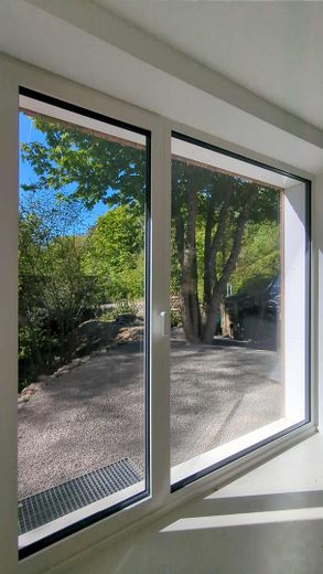 Energieeffizientes Einfamilienhaus (A) mit Panoramablick im Taunus – Blick zur Terrasse aus der Küc