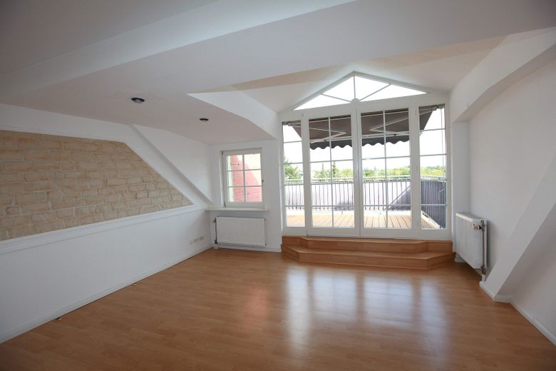 (provisions- u. bezugsfrei) Traumhafte, renovierte 4 Zimmer-Wohnung mit großer Dachterrasse – Zimmer 1, Bild 1