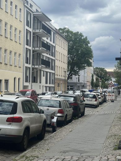 Helle WG-geeignete 3-Zimmer-Altbau-Wohnung in Köpenick – Blick in die Straße