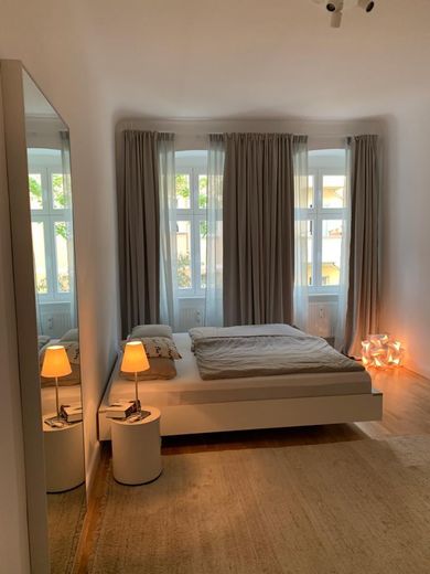 Stilvoll modernisierte Altbauwohnung mit Balkon im beliebten Florakiez – Schlafzimmer eingerichtet