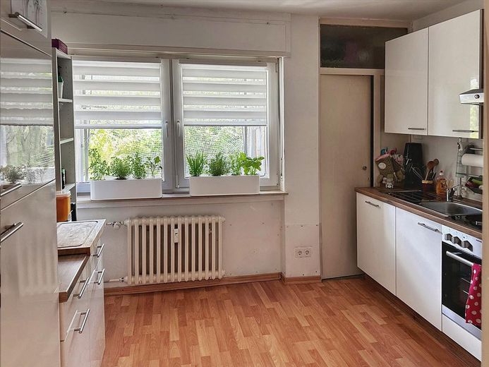 Küche mit Blick auf Balkon 