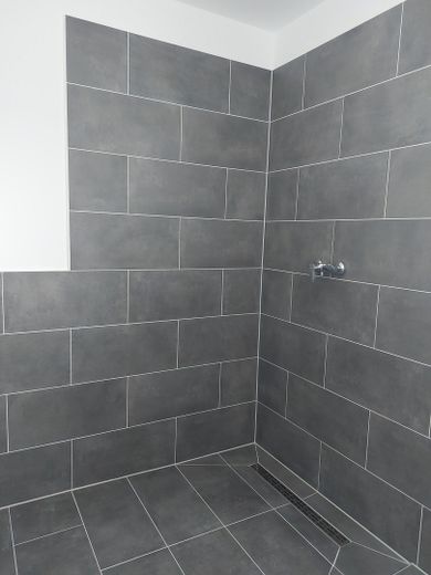 Erstbezug 2-Zimmer-Wohnung (1. OG, Balkon, barrierefrei) in Berge bei Nauen – ebenerdige Dusche