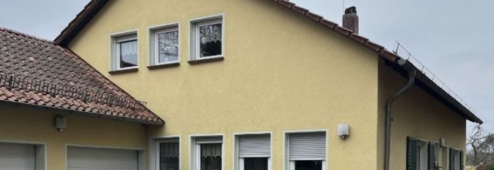 Na sprzedaż dom jednorodzinny z 3 garażami i budynkami gospodarczymi oraz dużym ogrodem.