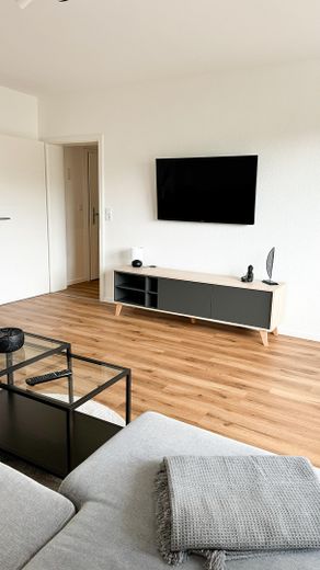 Sanierte und möblierte 2-ZKB Eigentumswohnung – TV Wohnzimmer